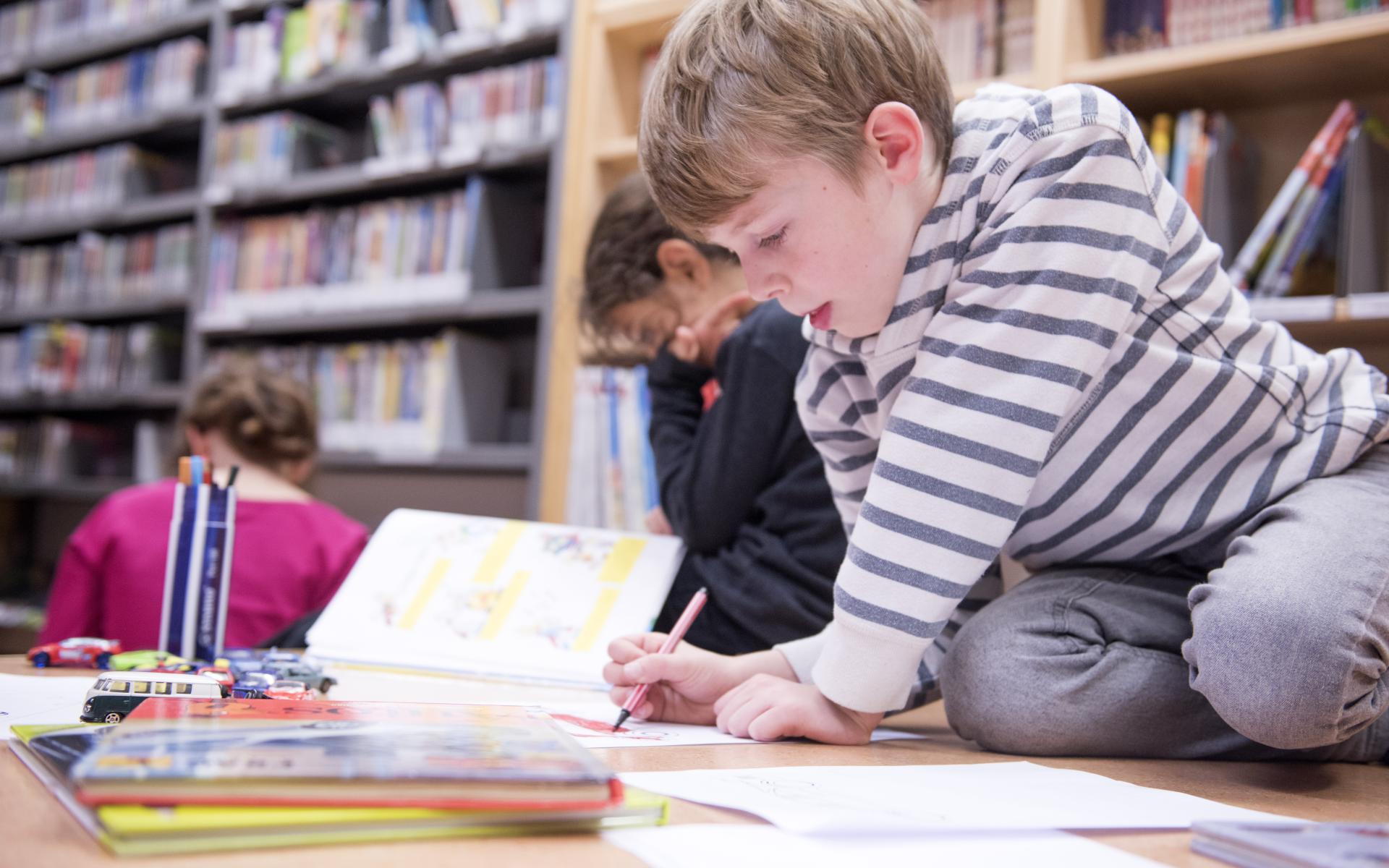 Volksschulkinder in der Bücherei