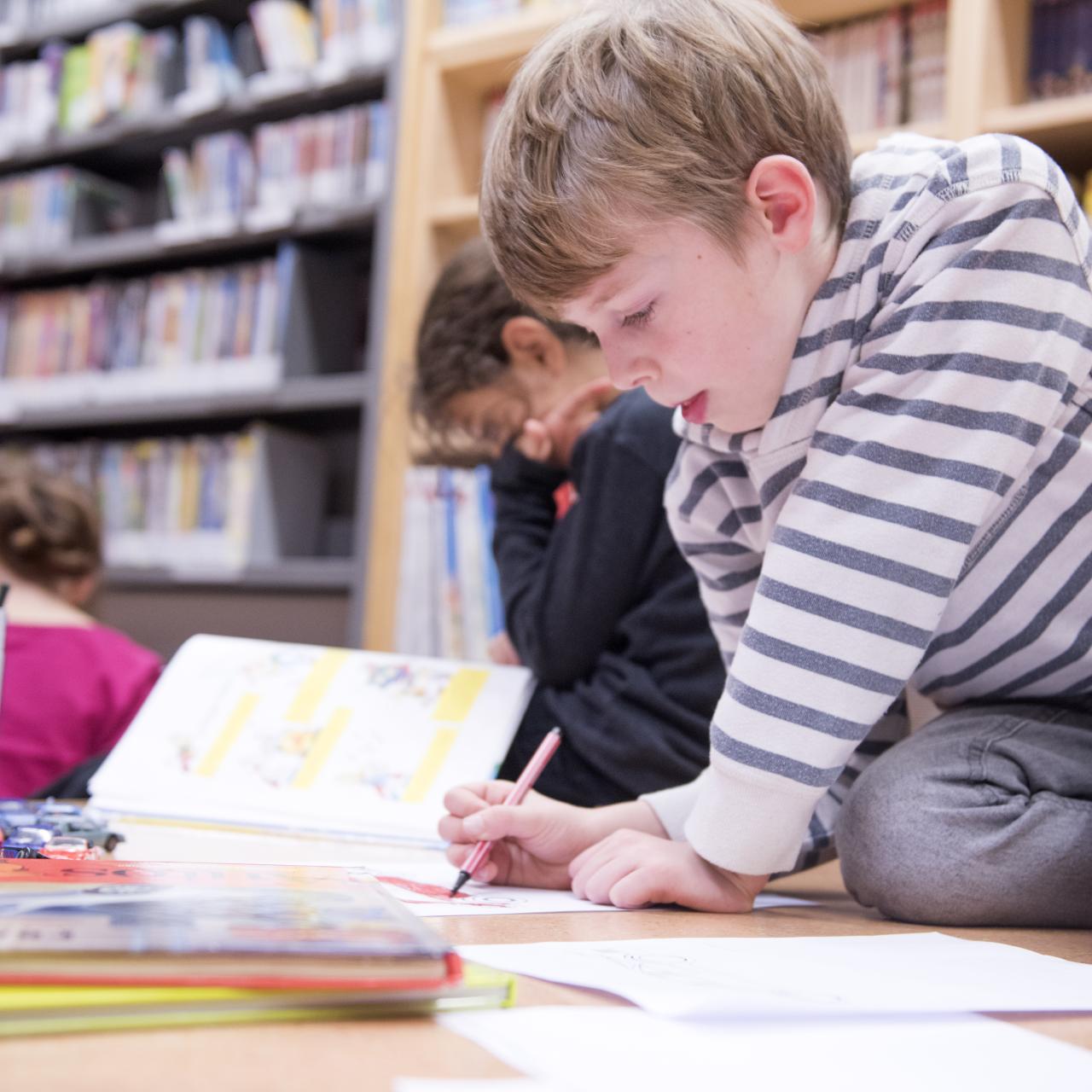 Volksschulkinder in der Bücherei